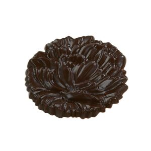 Maison Chuques Allard est un grossiste en confiserie, chocolat et biscuit à destination des professionnels. Les caraques en chocolat noir sont des bonbons fait uniquement à base de chocolat noir.