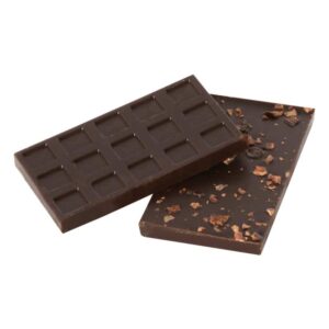 Maison Chuques Allard est un grossiste en confiserie, chocolat et biscuit à destination des professionnels. Les Tabletines noire fève de cacao est une mini tablette de chocolat au lait accompagnée d'éclats de fève de cacao.