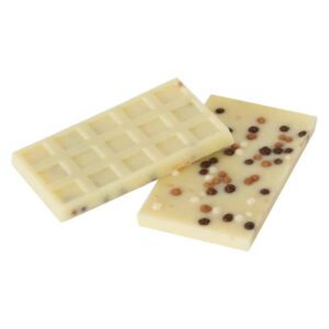 Maison Chuques Allard est un grossiste en confiserie, chocolat et biscuit à destination des professionnels. Les Tabletines blanches aux perles de chocolat est une mini tablette de chocolat blanc accompagnée de perles de chocolat au lait, chocolat noir et chocolat blanc.